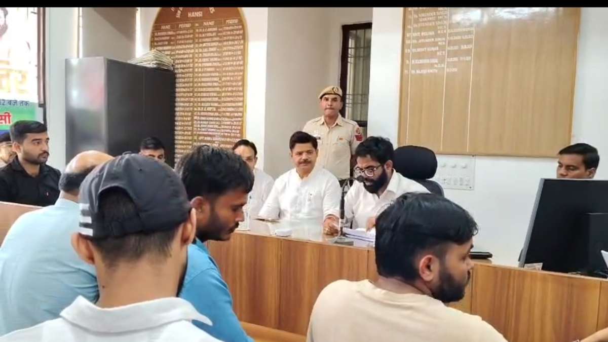 हाँसी समाधान शिविर में बदइंतजामी, बुजुर्ग और दिव्यांगों की बढ़ी परेशानी