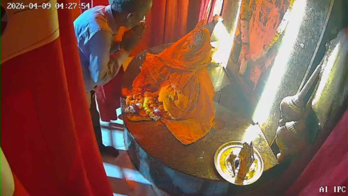 ये चोर तो बड़ा धार्मिक है! हनुमान जी के दर्शन कर मांगी माफी, फिर शनिदेव का चांदी का मुकुट किया चोरी