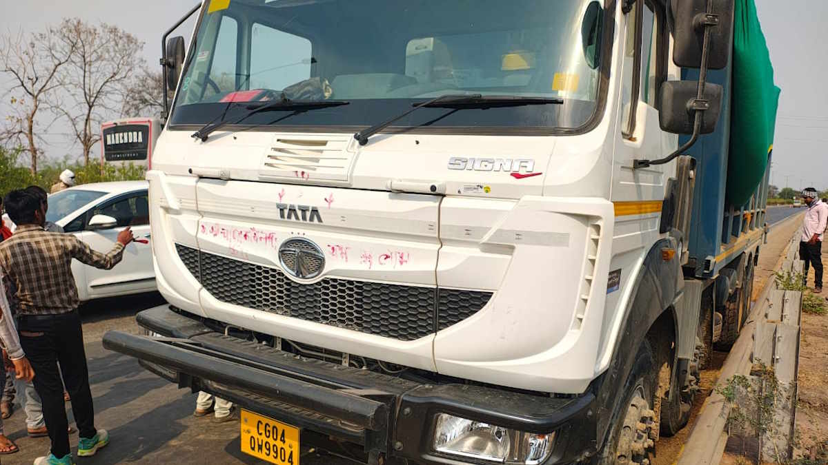 रक्तरंजित हुई सड़क: रेत से भरे हाइवा ने दो युवकों को रौंदा, नेशनल हाइवे पर बिखर गए शरीर के चिथड़े…