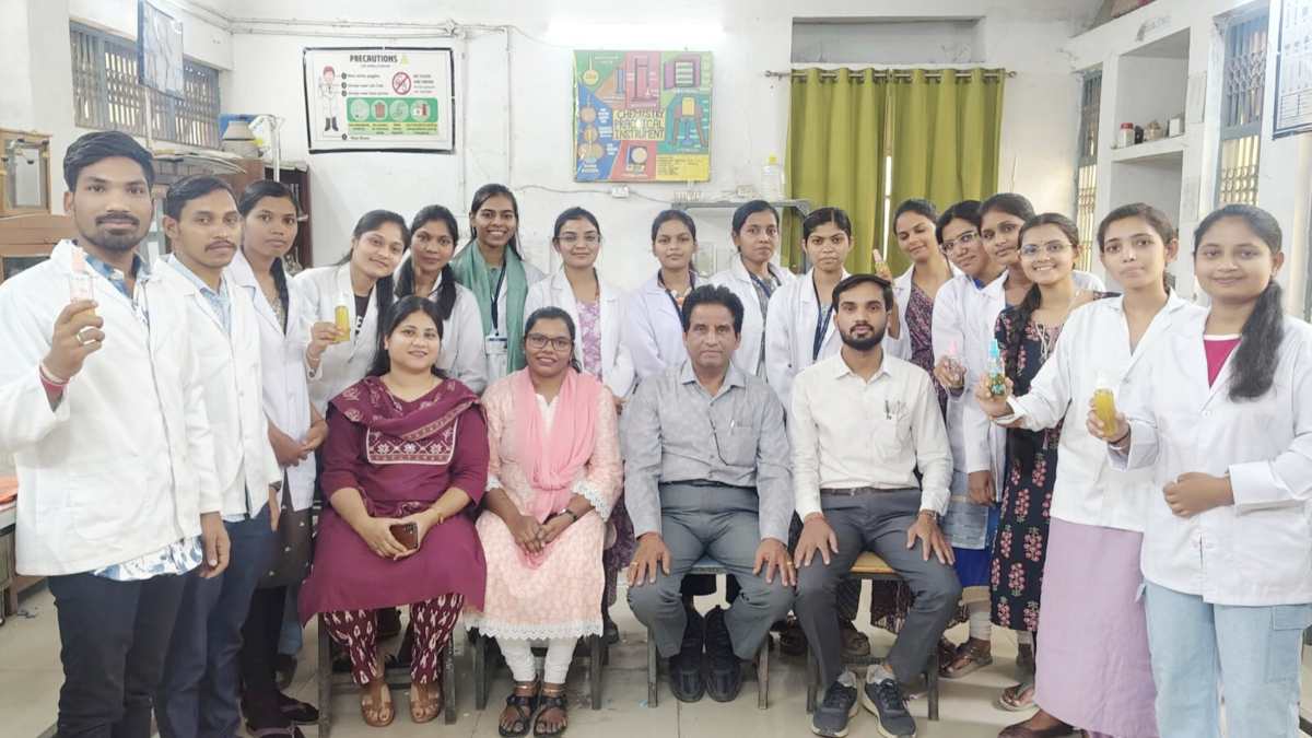 शासकीय डीके काॅलेज के छात्रों ने तैयार किया हर्बल सैनेटाइजर, प्राचार्य ने की सराहना