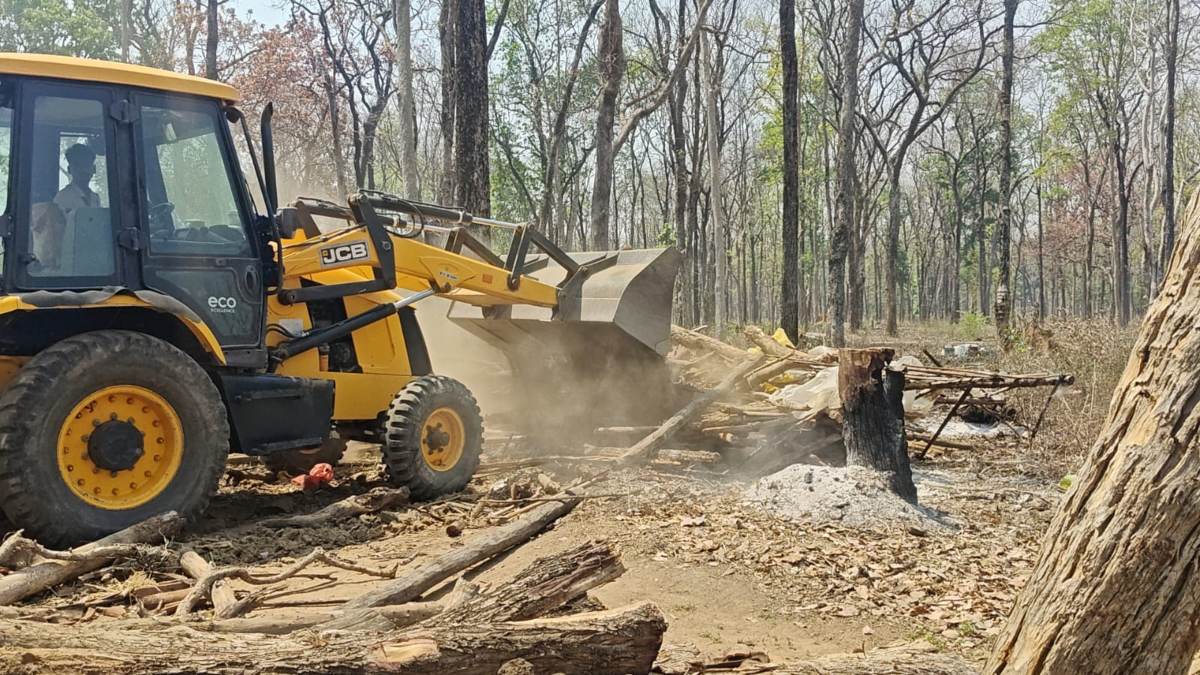 CG News : अतिक्रमण पर बड़ा एक्शन, प्रशासन ने अवैध घरों पर चलाया बुलडोजर