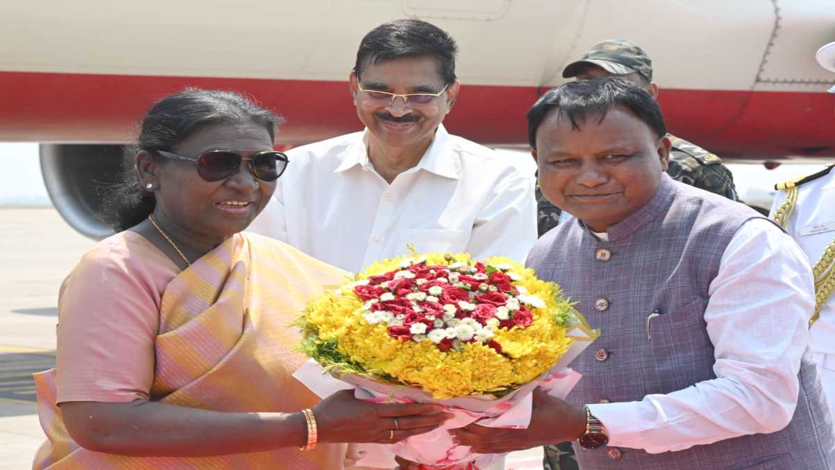 ओडिशा दौरे पर राष्ट्रपति मुर्मू : राउरकेला को देंगी करोड़ों की सौगात, हवाई अड्डे पर राज्यपाल और सीएम ने किया स्वागत
