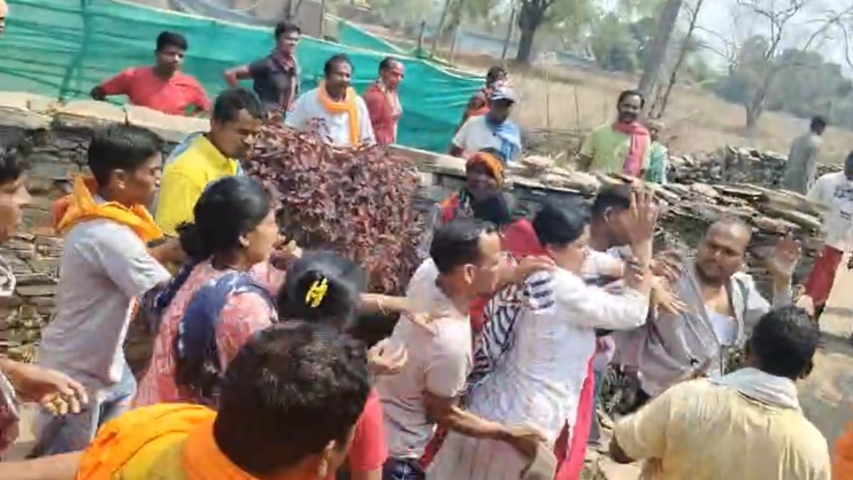 गांव में बाहरी परिवार को लेकर विवाद : धर्म प्रचार के आरोप से बढ़ा तनाव, पास्टर से मारपीट के बाद थाने पहुंचा मामला