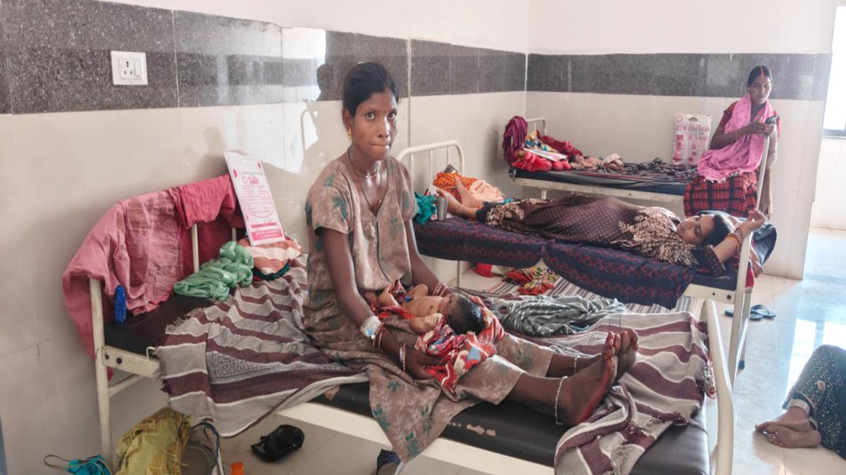 बिजली गुल, मरीज बेहाल : 20 घंटे से अंधेरे में अस्पताल, करोड़ों खर्च के बाद भी सुविधाएं नदारद