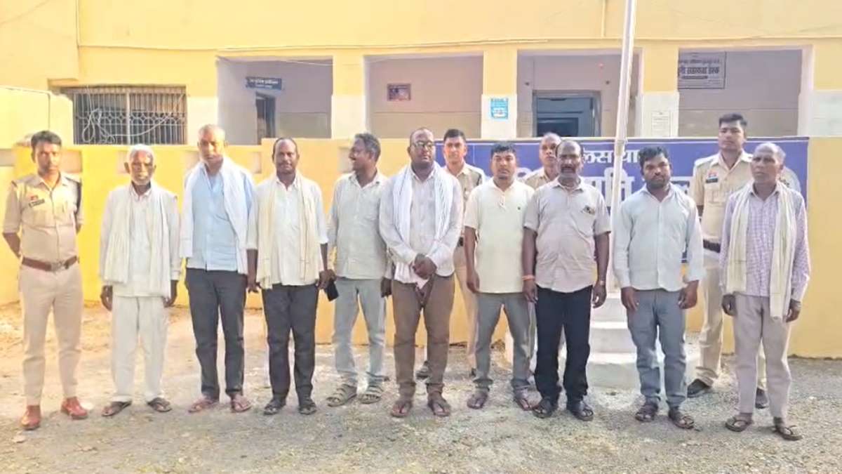 चोरी के शक में युवक को दी तालीबानी सजा, 9 आरोपी गिरफ्तार, पुलिस ने निकाला जुलूस