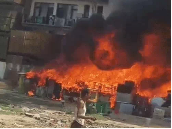 गुरुग्राम के सेक्टर-51 की झुग्गियों में लगी भीषण आग, फायर ब्रिगेड की टीमें मौके पर मौजूद