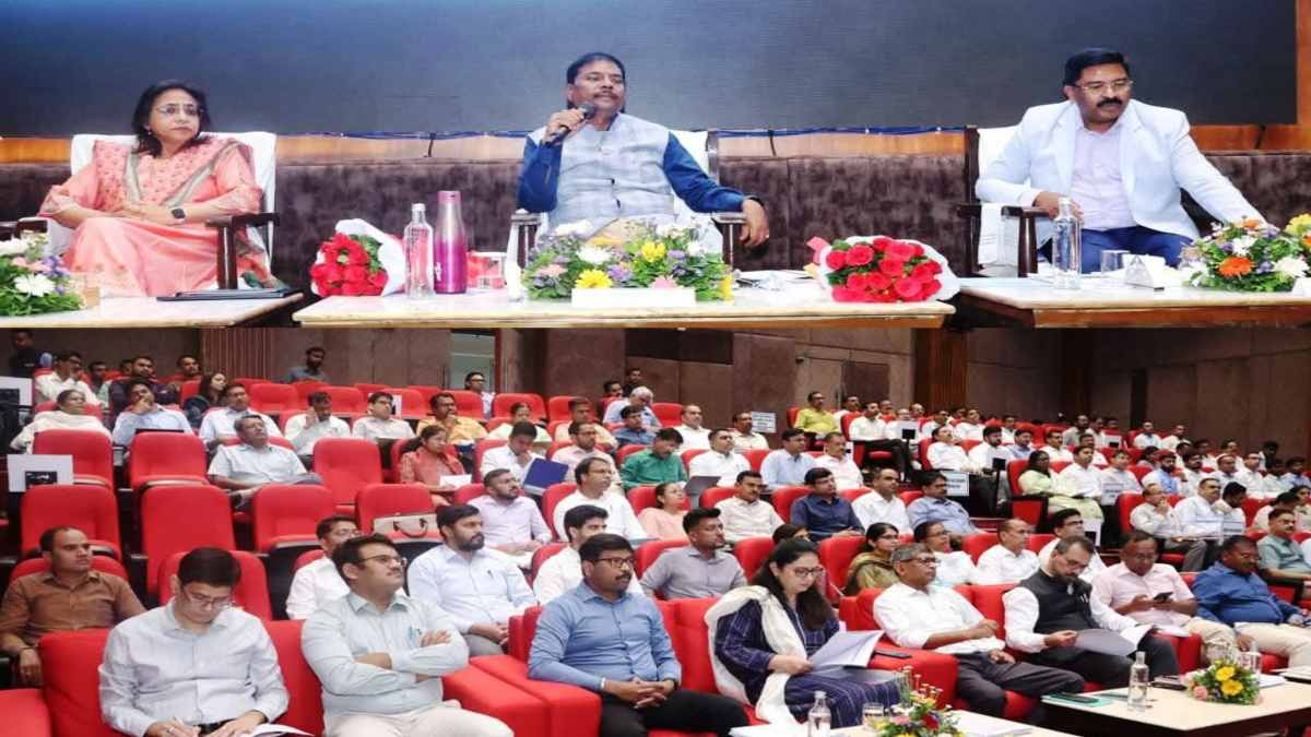 माओवाद मुक्त बस्तर का तेजी से होगा विकास : वन मंत्री केदार कश्यप ने अफसरों से कहा – वनोपज आधारित रोजगार को दें बढ़ावा, इको-टूरिज्म और प्रोसेसिंग कार्यों को प्राथमिकता देने के निर्देश