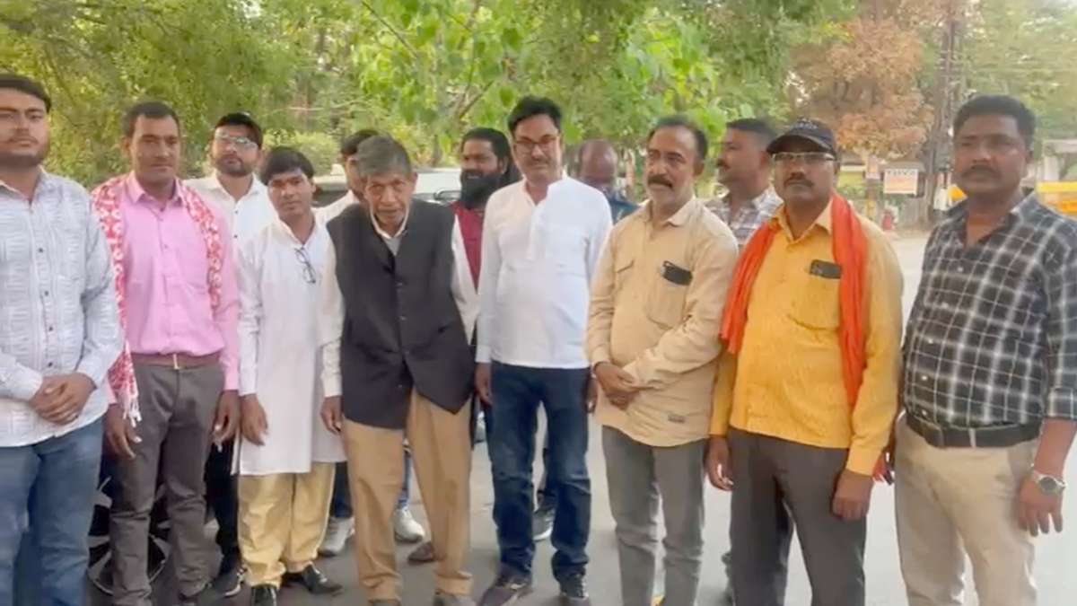 प्लास्टिक बोतल में शराब बिक्री का विरोध : शीशी बॉटल व्यापारियों ने कहा – व्यापार ठप होने से हो रहा आर्थिक नुकसान, पूर्व मंत्री ननकीराम बोले – फैसले पर पुनर्विचार करे सरकार