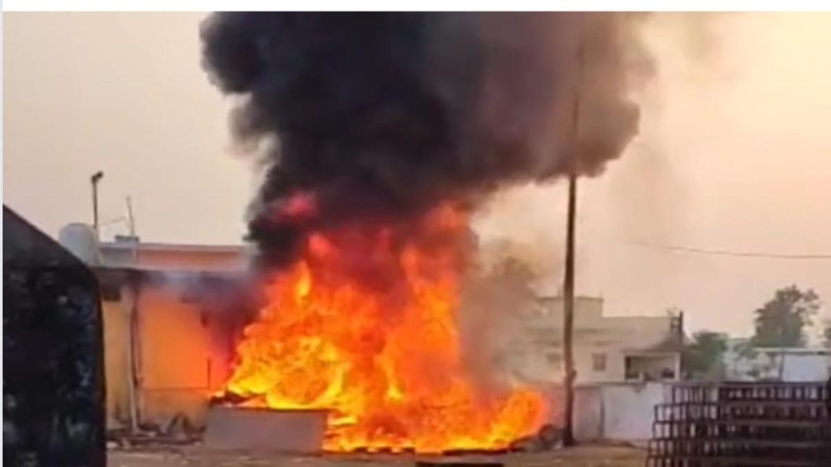 स्टेडियम के पास भीषण आग, 15 फीट तक उठीं लपटें, इलाके में मची अफरा-तफरी, देखें Video…