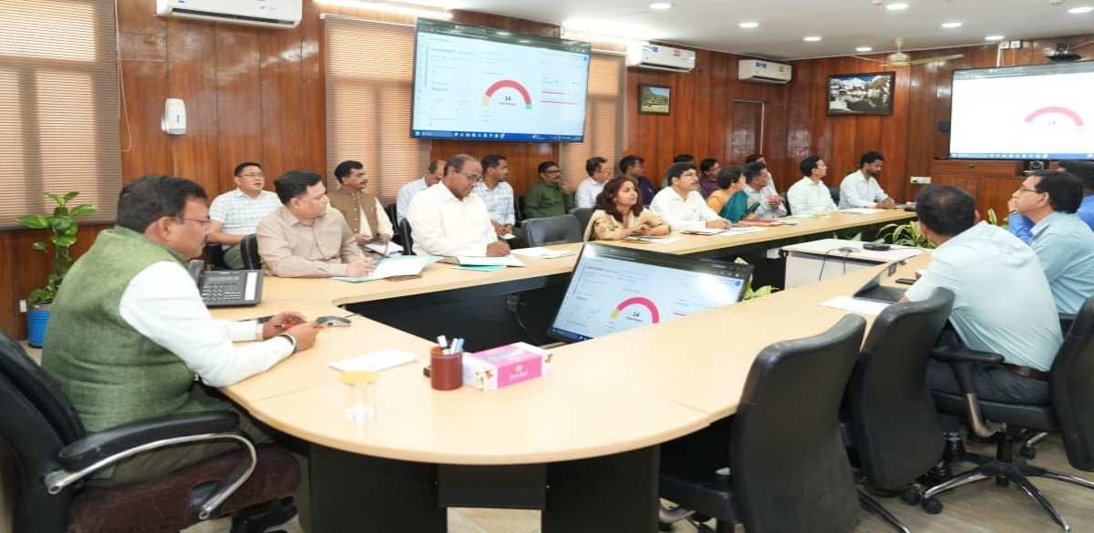 काम में कोई कोताही नहीं! मुख्य सचिव आनन्द बर्द्धन ने की स्टेट प्रगति पोर्टल की समीक्षा, अधिकारियों को दिए अहम निर्देश