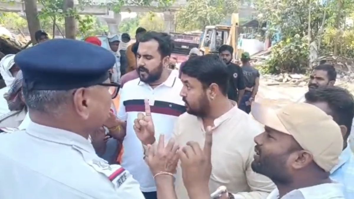 अतिक्रमण कार्रवाई के दौरान मंदिर हटाने को लेकर विवादः हिंदू जागरण मंच और बजरंग दल ने किया हंगामा, रेलवे अधिकारी बोले- बिना बातचीत के नहीं हटेगा