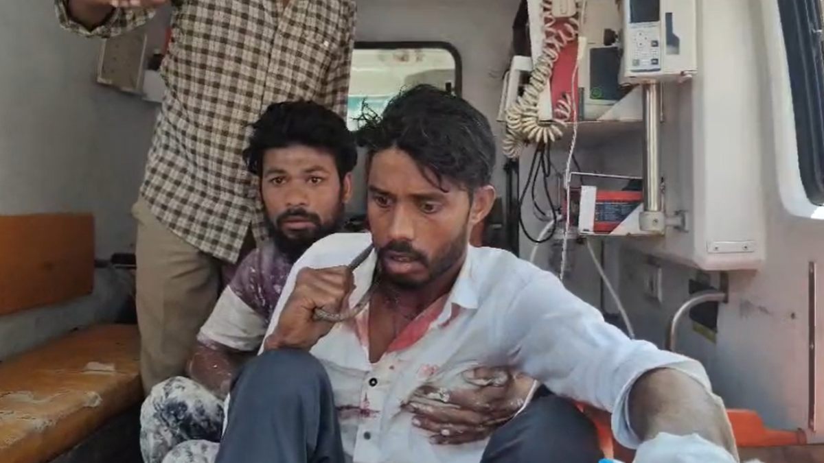 मौत से आमना-सामना: बाइक सवार के गले के आर-पार हुआ लोहे का सरिया, ओवरटेक के चक्कर में हुआ हादसा