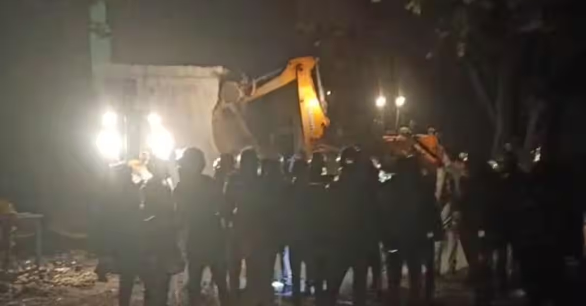 राजधानी के BKT स्थित मस्जिद पर चला बुलडोजर, ग्राम पंचायत की जमीन पर किया था अवैध निर्माण, कोर्ट के आदेश के बाद रातों रात हुई कार्रवाई