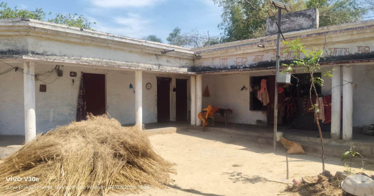 दिख नहीं रहा या नजरअंदाज कर रहे जिम्मेदार? पंचायत भवन पर दबंगों का कब्जा, अधिकारियों को भनक तक नहीं, कब्जाधारी बोले- हमारी जमीन पर हुआ निर्माण