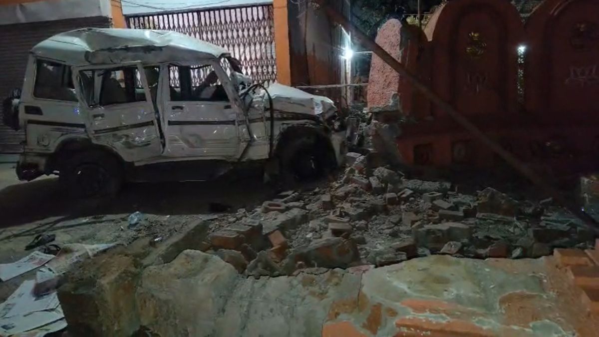 सड़क हादसे में 2 मौत, 4 घायलः तेज रफ्तार कार  बाउंड्रीवाल में घुसी, घटना सीसीटीवी कैमरे में कैद