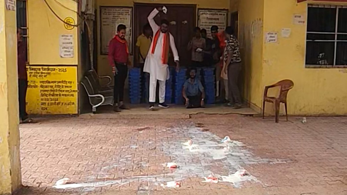 नगर निगम की कार्रवाई के खिलाफ देवभोग मिल्क पार्लर संघ का उग्र प्रदर्शन, जोन कार्यालय के बाहर दूध बहाकर जताया विरोध