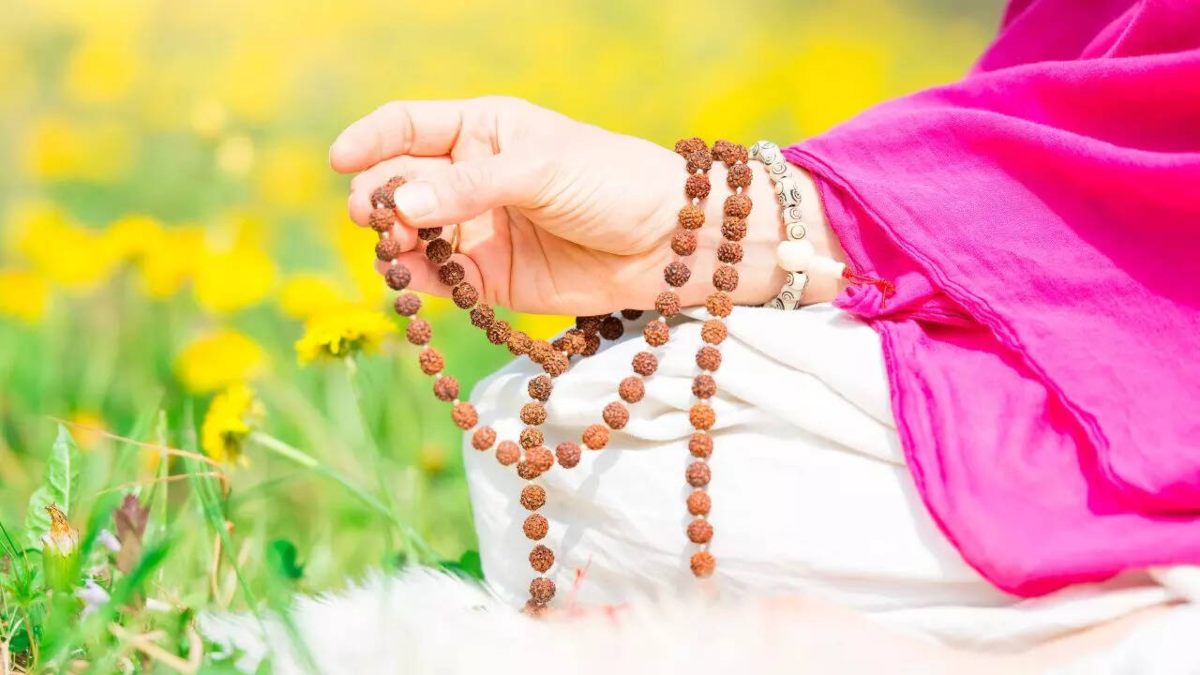धीरे-धीरे जीवन में सकारात्मक परिवर्तन लाता है मंत्र जाप, इस नियम का पालन है जरूरी …