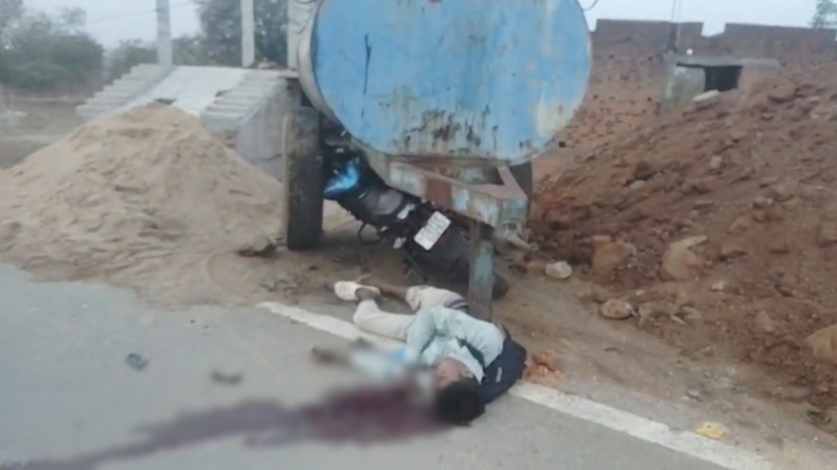 CG Accident News : खड़ी पानी टैंकर में जा घुसी बाइक, युवक की मौके पर मौत