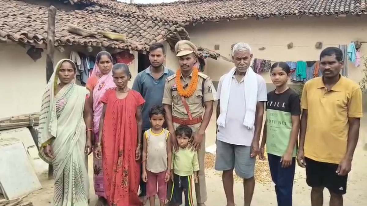 संघर्ष से सफलता तक : कभी नक्सलियों की दहशत में जीता था 35 घरों का गांव, आज उसी गांव का गरीब बेटा बना SI