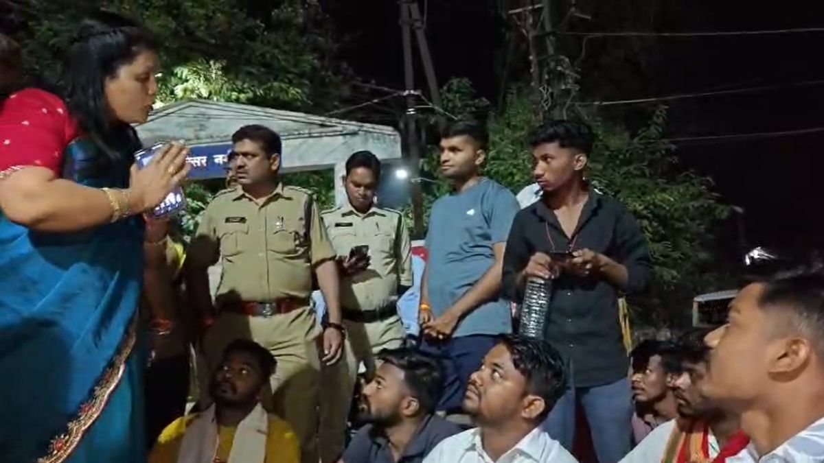 900 का सिलेंडर ब्लैक में 4000 मेंः गैस की किल्लत पर आधी रात कलेक्ट्रेट का घेराव, छात्रों ने सड़क पर बनाया भोजन