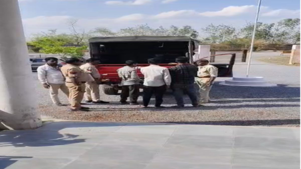 चाचा भतीजे से लूट के तीन आरोपी गिरफ्तार: 5000 नगदी बरामद, कैश के साथ आधार कार्ड भी छिन लिया था