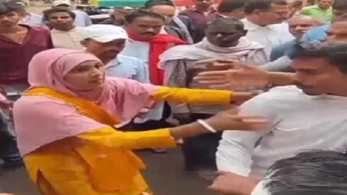 दुमका के व्यवहार न्यायालय परिसर में ही टूटते रिश्ते का दर्द दिखा, कोर्ट में सुनवाई को पहुंची पत्नी ने पति को बुरी तरह पीटा