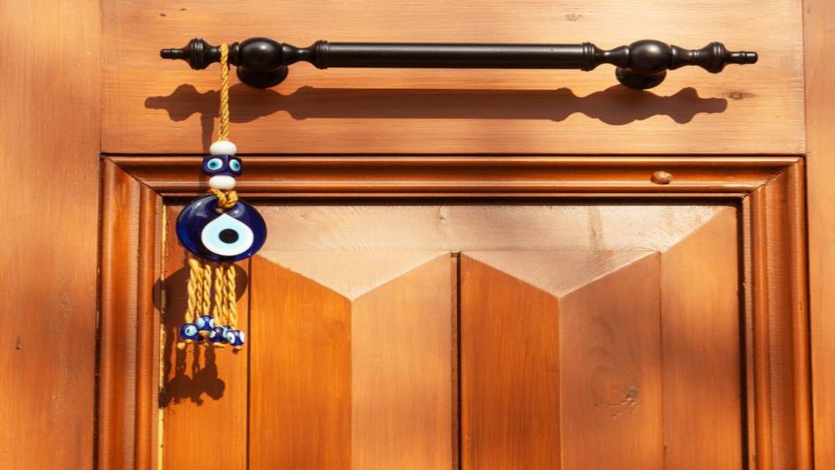 घर में बना रहता है नजर दोष और नकारात्मकता खतरा, तो सप्ताह में एक बार जरूर करें यह घरेलू उपाय …