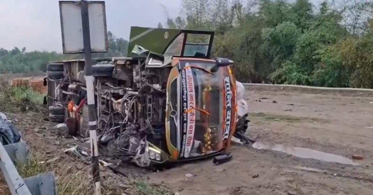 हाइवे पर मची चीख-पुकार : भारत नेपाल मैत्री सेवा बस पलटी, 65 यात्री सवार