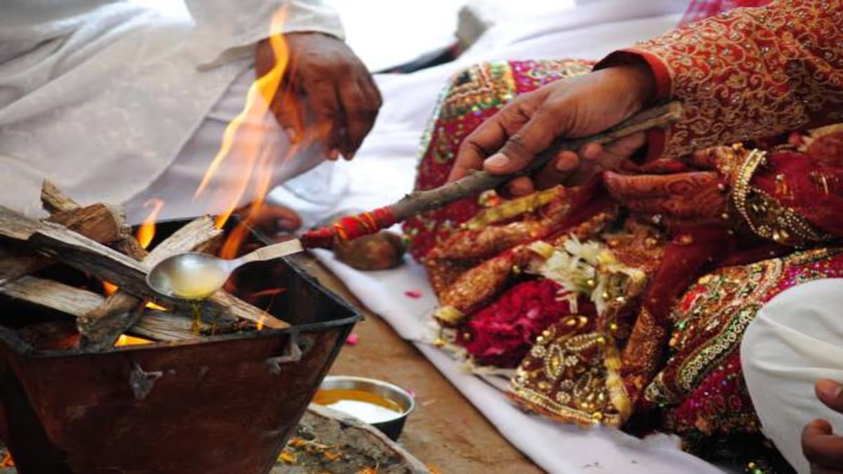 अग्नि को साक्षी मानकर ही क्यों लिए जाते हैं शादी में सात फेरे? यहां जानिए कारण