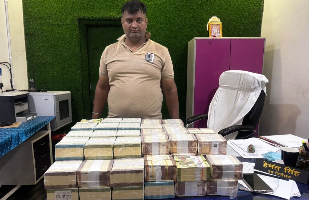 हवाला या कुछ और? दो सूटकेस में 18 लाख रुपये के नए नोट के साथ पकड़ाया युवक, जांच में जुटी पुलिस