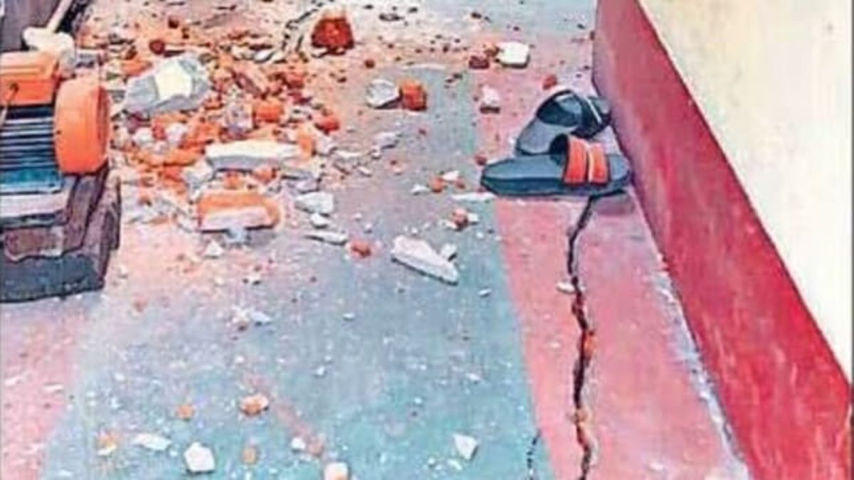 धनबाद में अचानक धरती फटी और घरों में आई दरारें, BCCL से तत्काल पुनर्वास की मांग