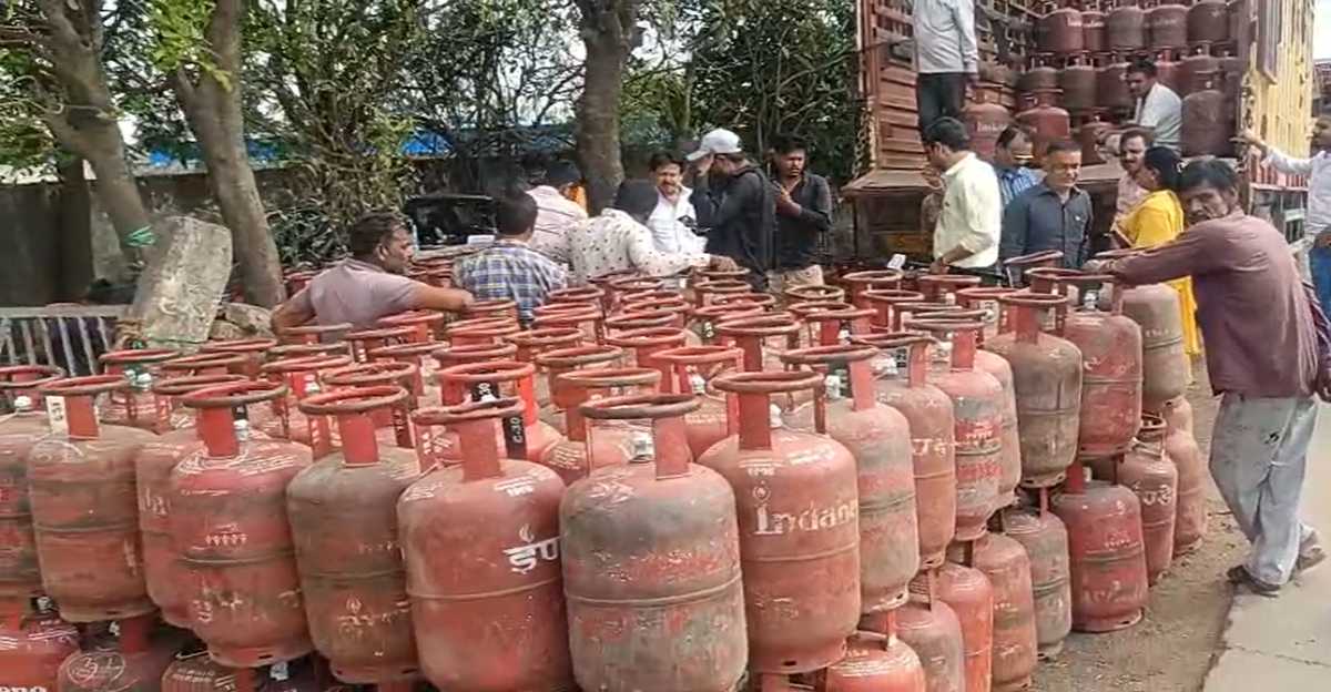 गैस सिलेंडर की कालाबाजारी का खुलासाः इंडियन ऑयल डिपो से 350 सिलेंडर से भरे ट्रक में से हर टंकी से डेढ़ से ढाई किलो गैस गायब, 20 किमी की दूरी 13 घंटे में की तय