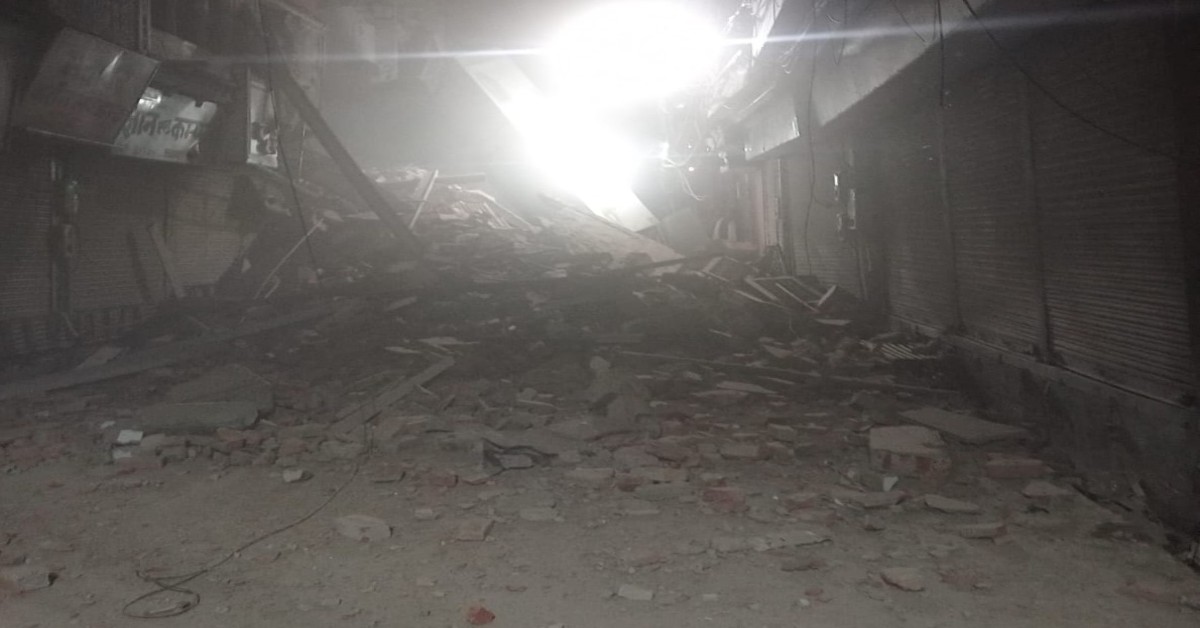 आगरा में 4 मंजिला इमारत गिरी, घने बाजार के बीच हुआ हादसा