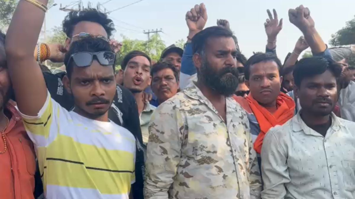 मिवान स्टील प्लांट में सैकड़ों मजदूर काम बंद कर हड़ताल पर बैठे, मांगें पूरी नहीं होने पर अनिश्चितकालीन आंदोलन की दी चेतावनी