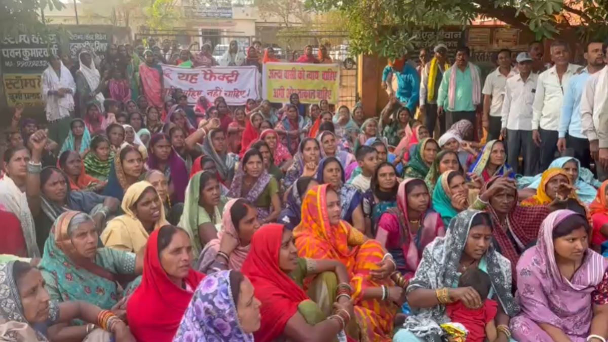 बालाजी आयरन इस्पात कंपनी के खिलाफ ग्रामीणों ने खोला मोर्चा, फर्जी NOC कराने का लगाया आरोप, राजस्व मंत्री बोले- मामले की होगी जांच