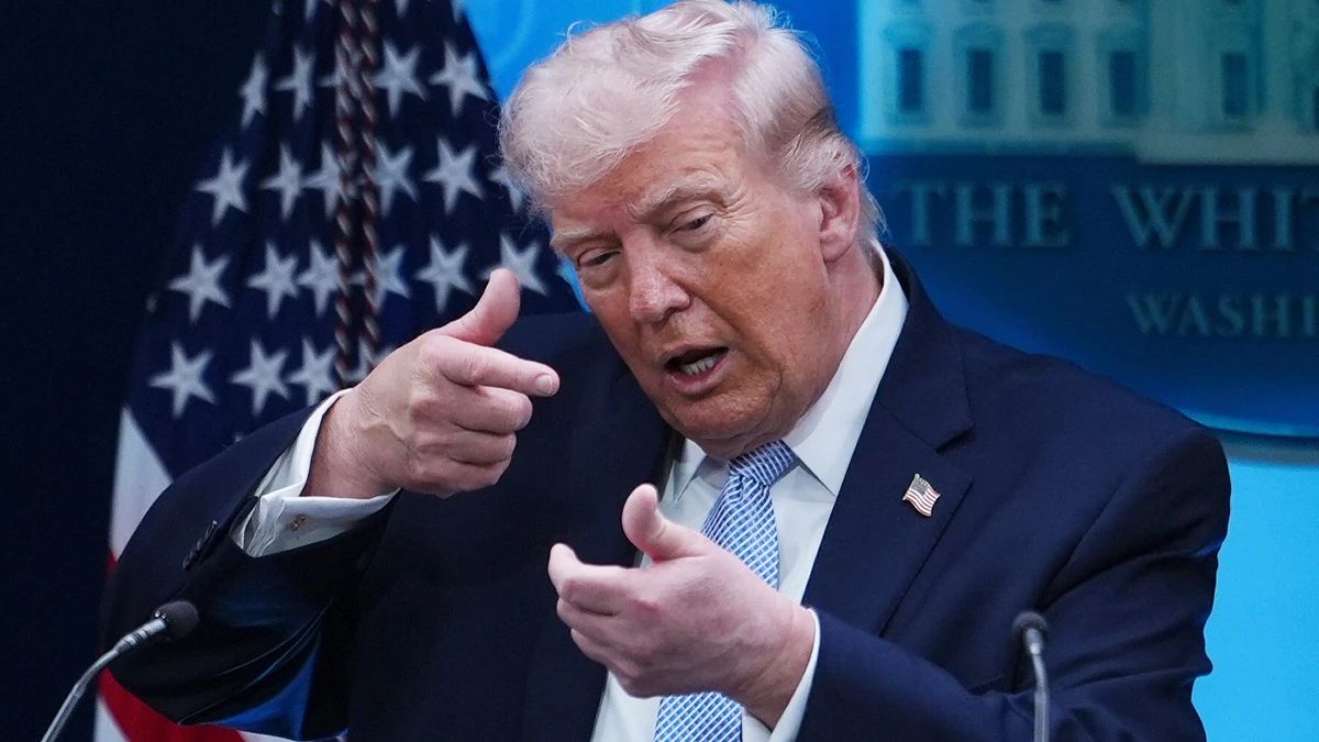 ट्रंप ने वार्ता से पहले फिर दी धमकी, कहा- ‘ईरान सिर्फ बातचीत के ही लिए जिंदा है’