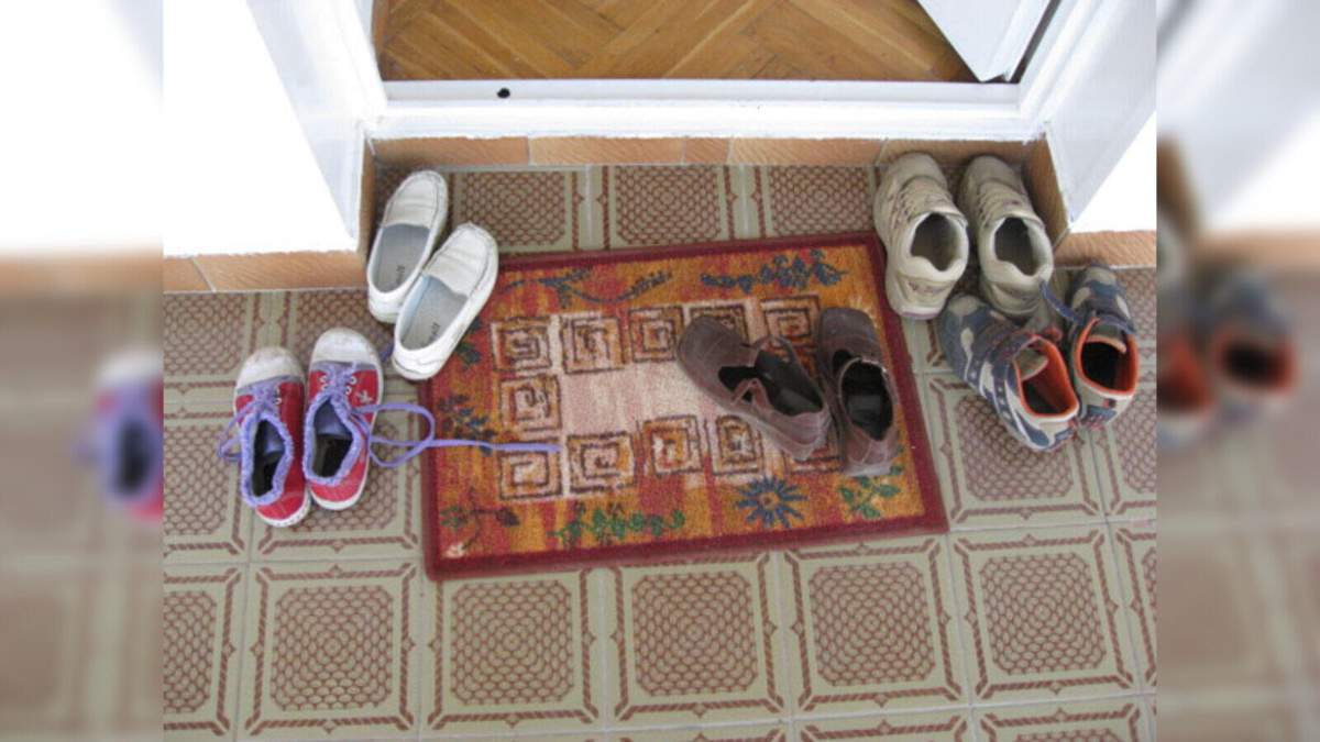 घर के बाहर जूते चप्पल उतारने की है आदत, तो मुसीबत में डाल सकती है ये …