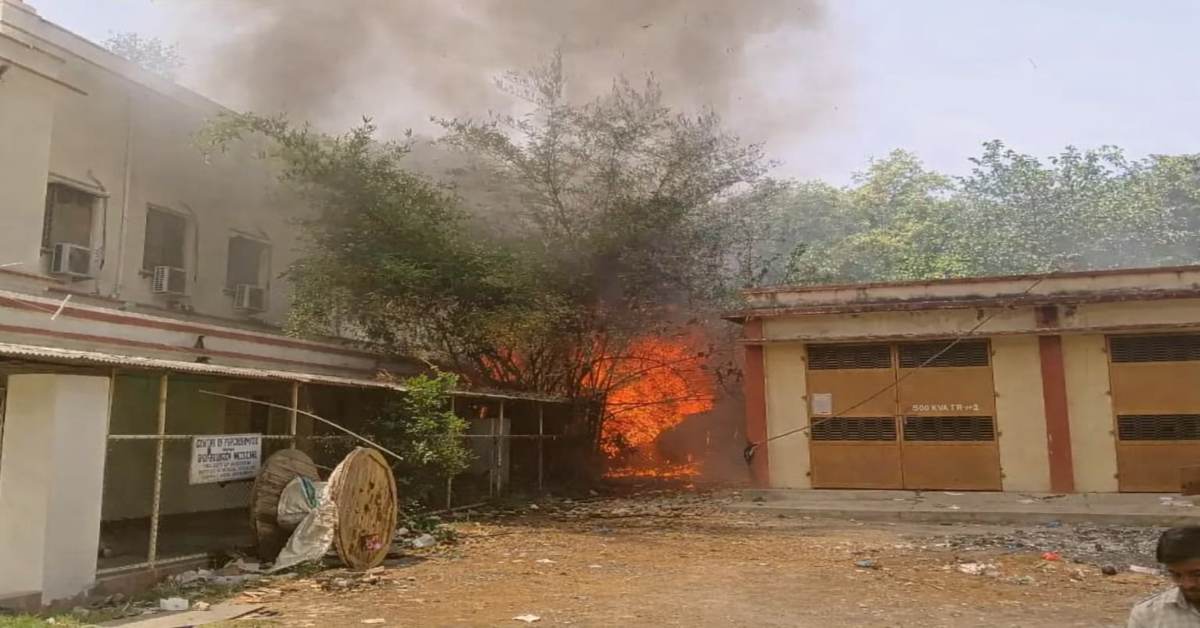आग, धुआं और बर्बादी का मंजरः BHU आयुर्वेद संकाय में लगी भीषण आग, लाखों का सामान जलकर हुआ खाक