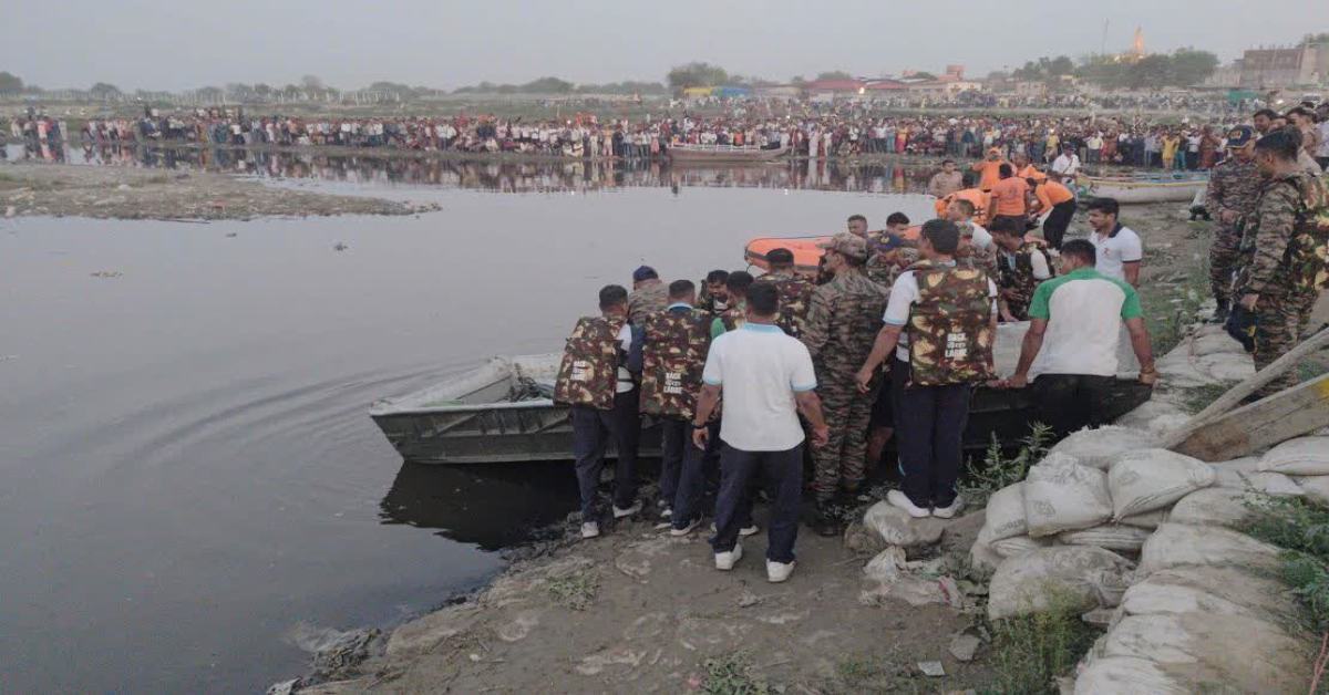 मथुरा नाव हादसा : गोताखोरों ने निकाले दो और शव, 13 हुई मृतकों की संख्या, अब भी तीन की तलाश