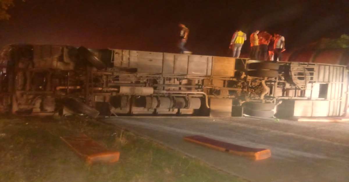 मुसीबत का सफरः यात्रियों से भरी तेज रफ्तार बस हाइवे पर पलटी, 20 लोगों का जो हाल हुआ…