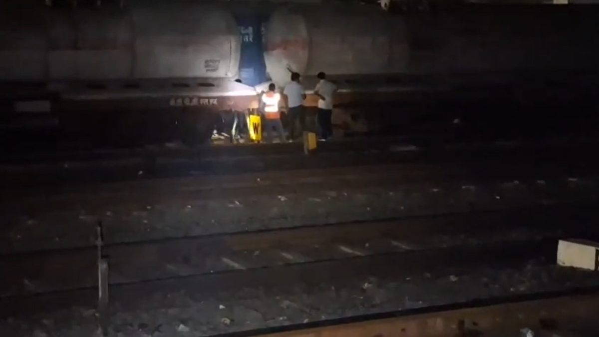 LPG वैगन में लीकेज से मचा हड़कंप: पनवेल से जबलपुर जा रही 32 वैगन की गुड्स ट्रेन में हुआ रिसाव, एक बोगी को आउटर पर किया आइसोलेट, 6 ट्रेनें प्रभावित