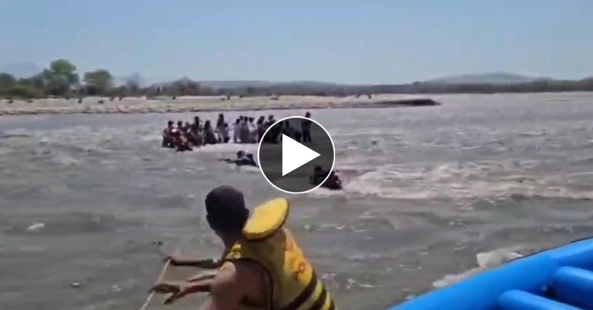 टापू पर फंसी 22 जिंदगी : गंगा नदी में नहाने गए पर्टयक, अचानक बढ़ गया जलस्तर, अटकी पर्यटकों की सांसें