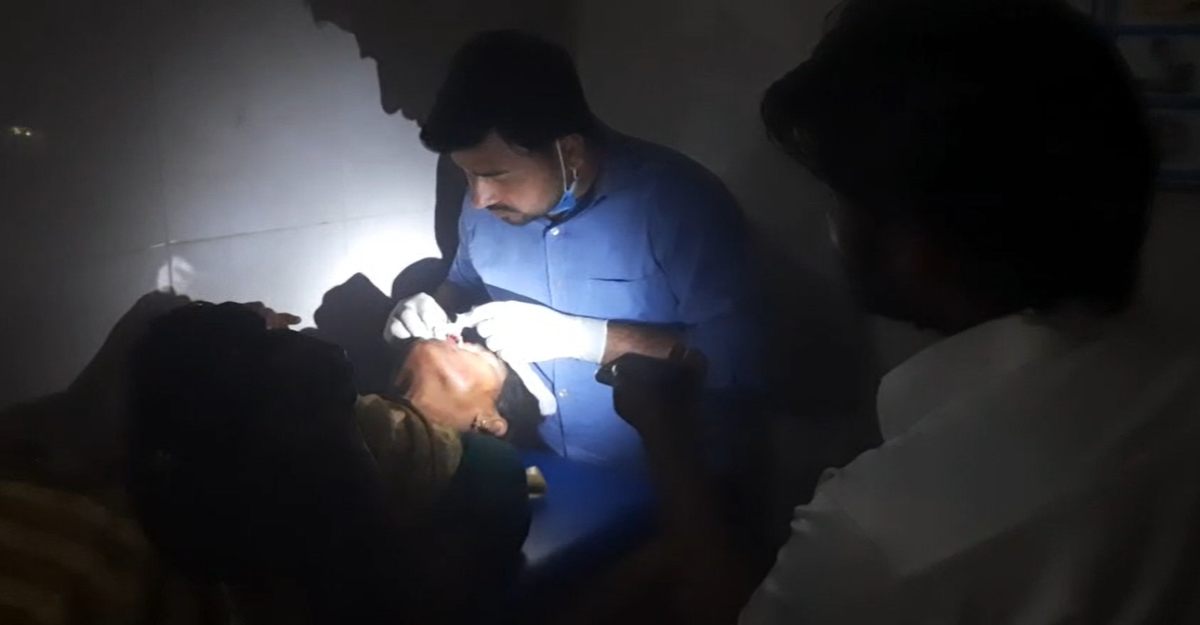 टॉर्च की रोशनी के भरोसे जिला अस्पतालः 600 बेड और मेडिकल कॉलेज की मांग के बीच मोबाइल टॉर्च से उपचार, वीडियो वायरल