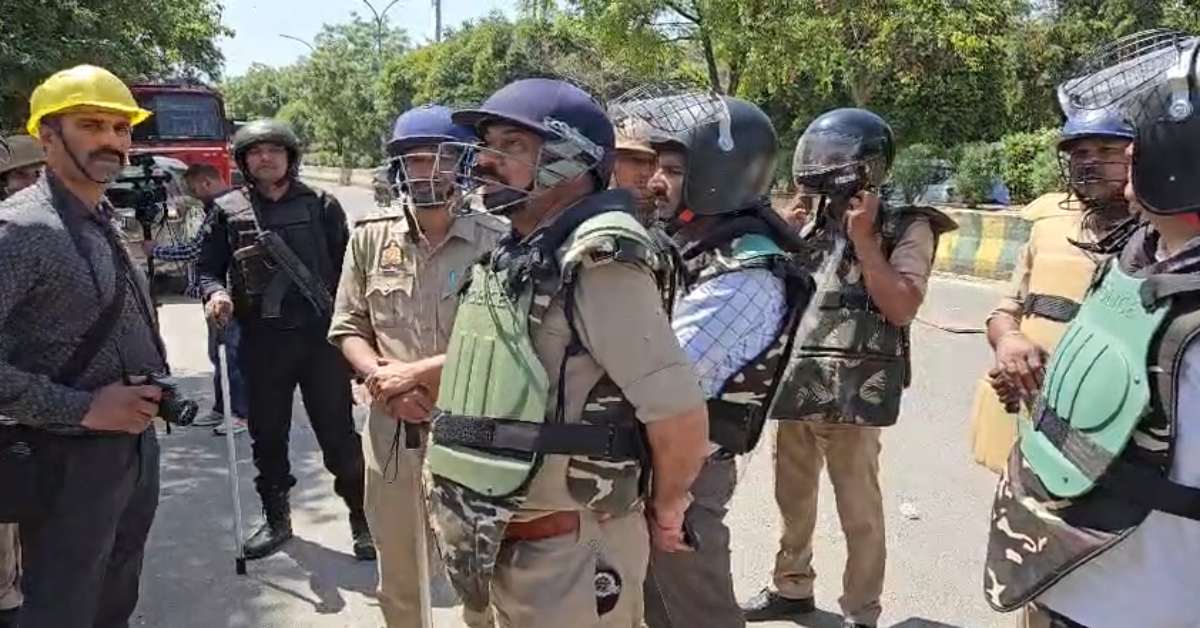Noida Protest : अलग-अलग जगहों पर शुरू हुआ कर्मचारियों का प्रदर्शन, PAC और RAF की तैनाती, दूसरे जिलों से भी बुलाई गई पुलिस