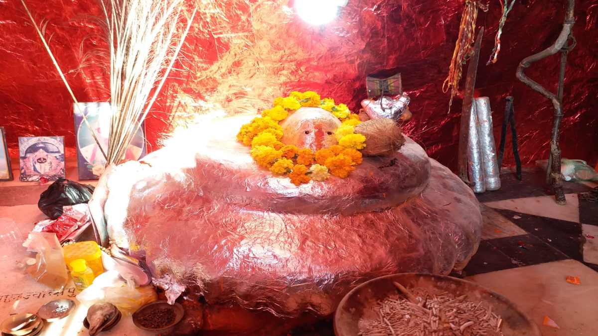 कुंवारे लड़कों के लिए काम की खबर : इस मंदिर में 7 दिन दीप जलाने से हर मनोकामना होती है पूरी …