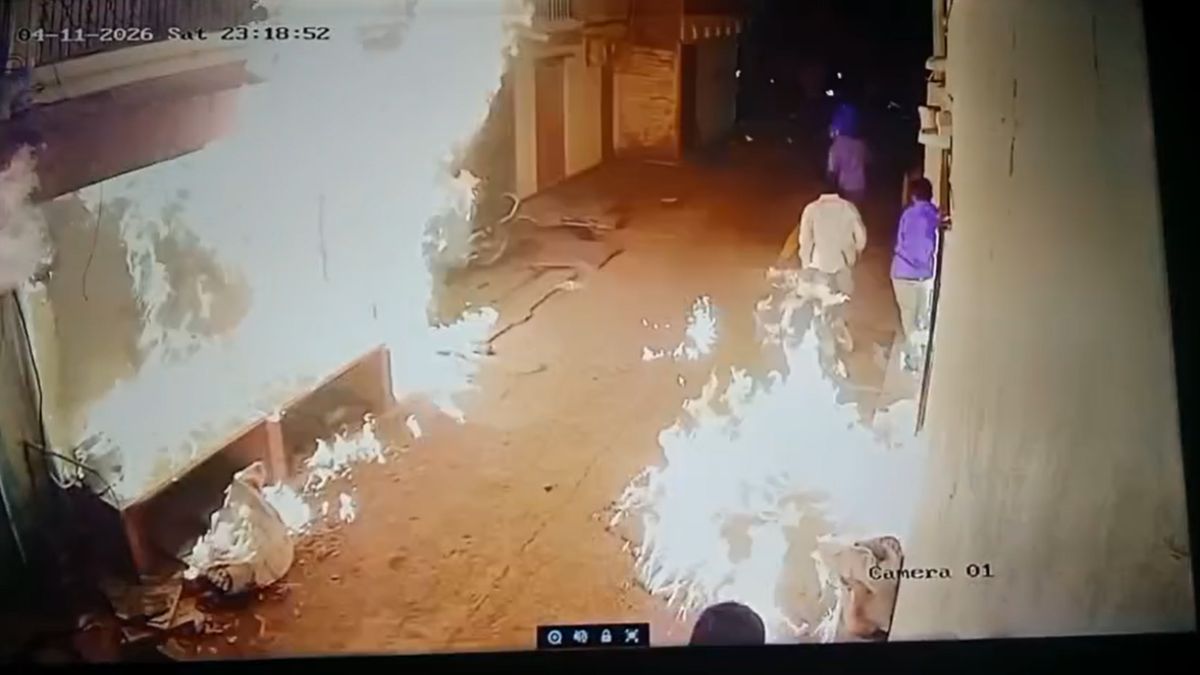 घर के बाहर पेट्रोल डालकर आग लगाने की कोशिशः वारदात कैमरे में कैद, वीडियो वायरल, हाल ही में हुए गोलीकांड से जुड़ रही कड़ी