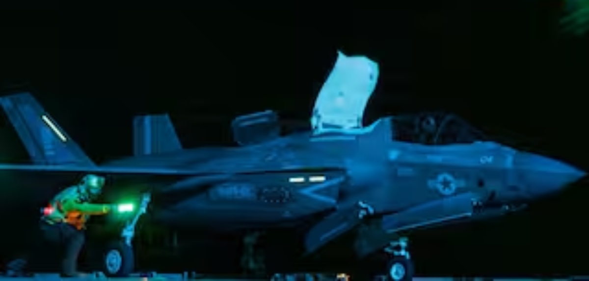 अमेरिका के लड़ाकू विमानों ने होर्मुज में की नाकाबंदी, ट्रंप की चेतावनी- घेराबंदी तोड़ा तो उड़ा देंगे जहाज