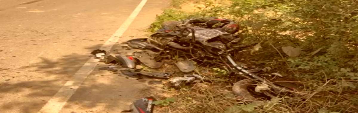 मौत की ‘दावत’: ट्रैक्टर-ट्रॉली और बाइक के बीच भिड़ंत, 2 युवक की उखड़ी सांसें, 1 लड़ रहा जिंदगी की जंग