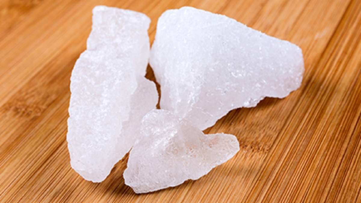 कई समस्याओं से राहत दिला सकता है फिटकरी, ये हैं इसके 5 खास उपयोग …