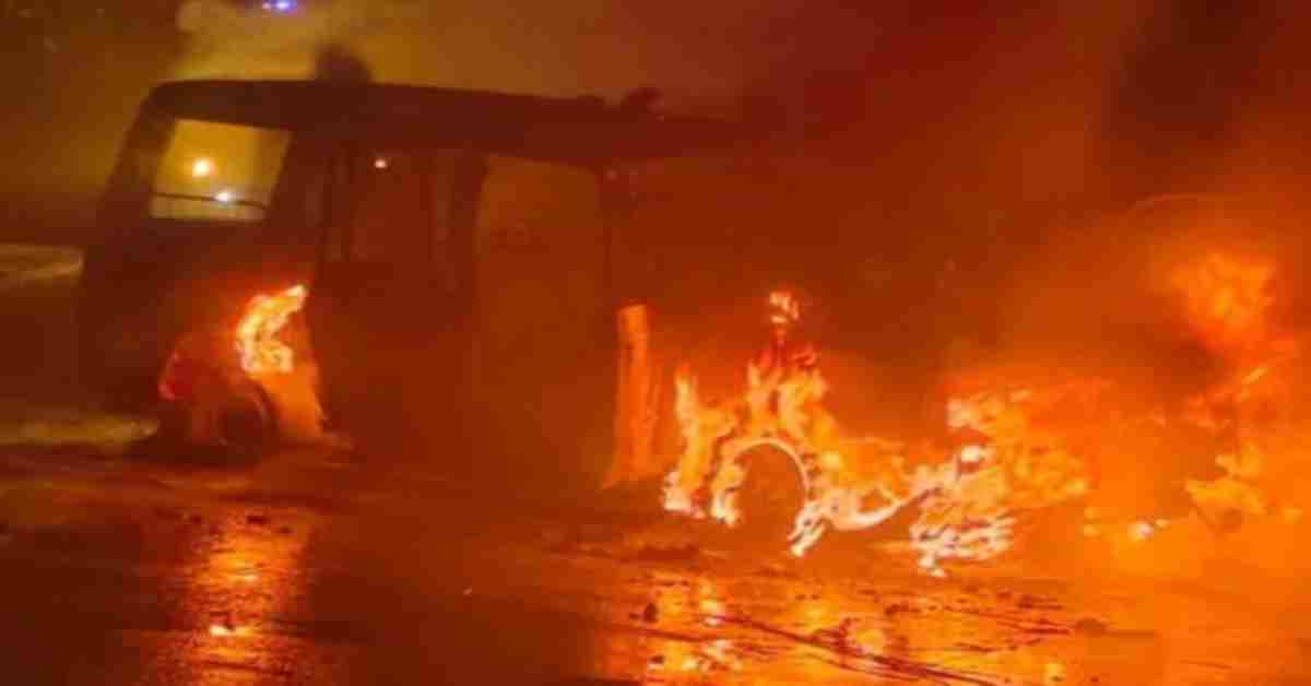 लखीमपुर में अम्बेडकर जयंती पर बवाल, बाबा साहेब की मूर्ति क्षतिग्रस्त होने से भड़के लोग, पुलिस वाहनों में तोड़फोड़ और आगजनी